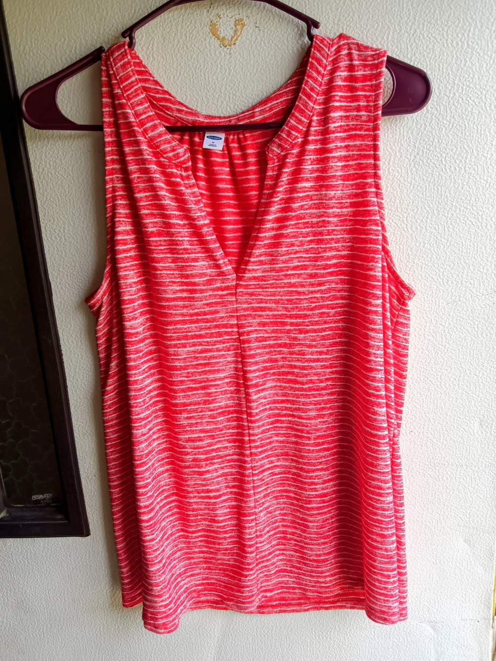Old Navy Striped Sleeveless Split-Neck Tank Top Center Seam Red White Women’s M